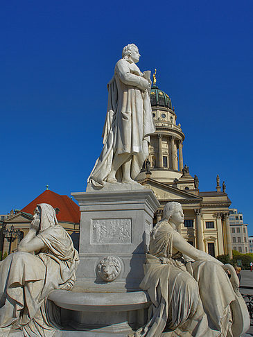 Schillerdenkmal mit dem Französischen Dom