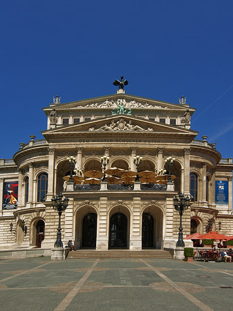 Alte Oper mit Häusern