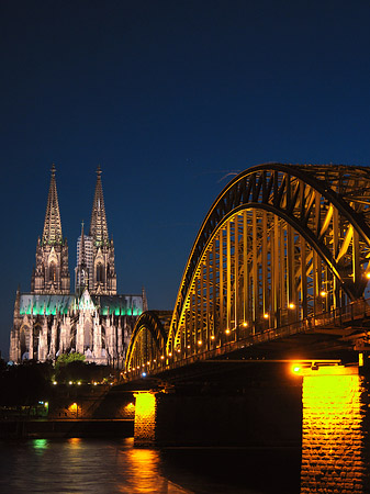 Kölner Dom hinter der Hohenzollernbrücke