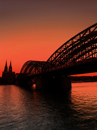 Fotos Kölner Dom hinter der Hohenzollernbrücke