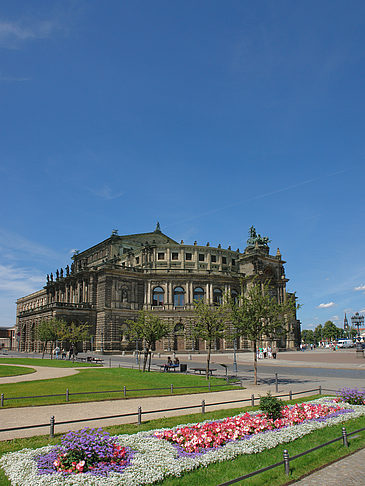 Semperoper mit Blumen