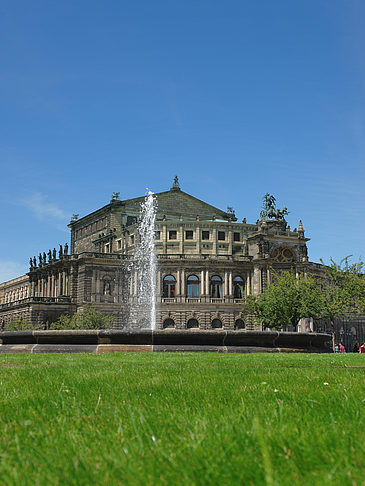 Semperoper mit Springbrunnen Foto 