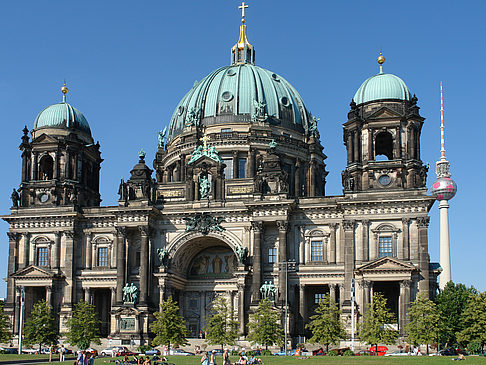 Berliner Dom mit Lustgarten Foto 