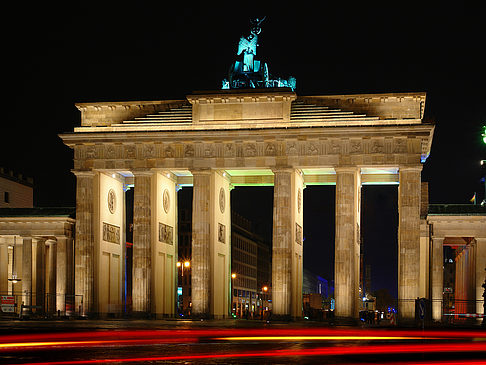 Brandenburger Tor mit Straßenverkehr Fotos