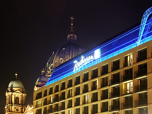 Radisson bei Nacht Foto 