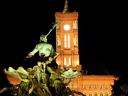 Rotes Rathaus bei Nacht Fotos