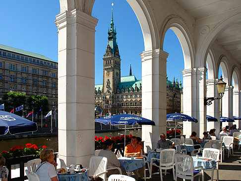 Blick durch die Bögen der Alster Arkaden auf das Rathaus Fotos