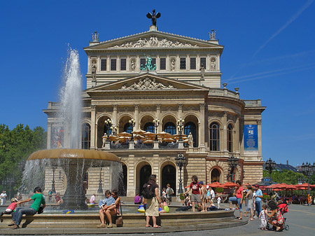 Fotos Alte Oper mit Brunnen