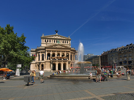 Alte Oper mit Häusern Fotos