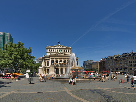 Foto Alte Oper mit Häusern