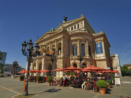 Alte Oper mit Schirmen