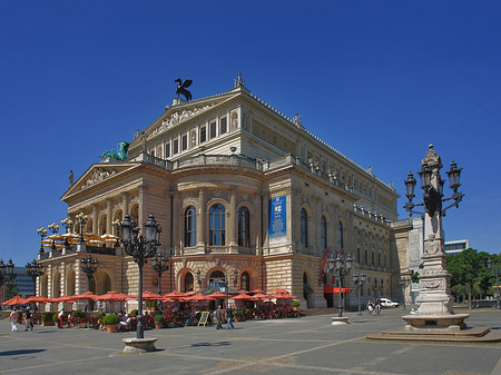 Alte Oper mit Schirmen Fotos