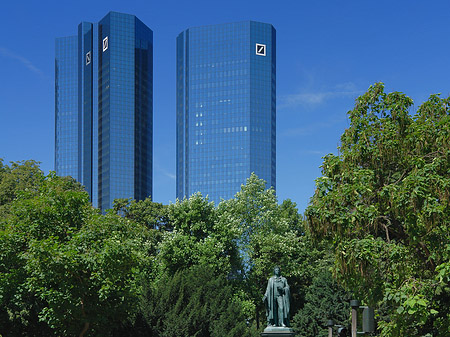 Deutsche Bank mit Statue Foto 