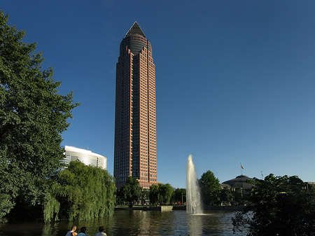 Messeturm mit Ludwig-Erhard-Anlage Foto 