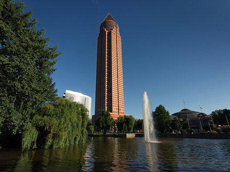 Messeturm mit Ludwig-Erhard-Anlage