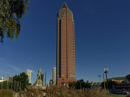 Messeturm mit Merkurbrunnen Fotos