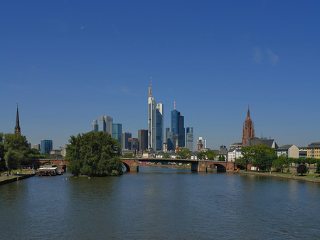 Skyline von Frankfurt mit Alter Brücke Fotos