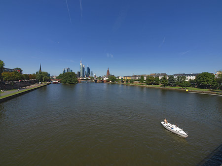 Skyline von Frankfurt mit Boot Foto 