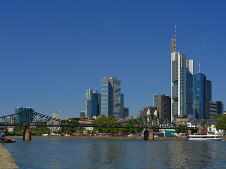 Skyline von Frankfurt mit eisernem Steg Fotos