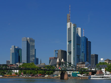 Fotos Skyline von Frankfurt mit eisernem Steg