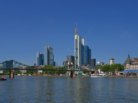 Foto Skyline von Frankfurt mit eisernem Steg