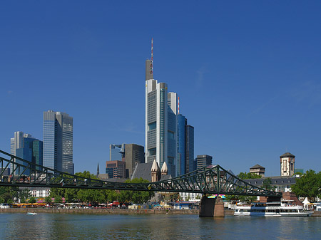 Foto Skyline von Frankfurt mit eisernem Steg