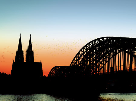 Kölner Dom hinter der Hohenzollernbrücke