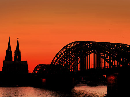 Kölner Dom hinter der Hohenzollernbrücke Fotos