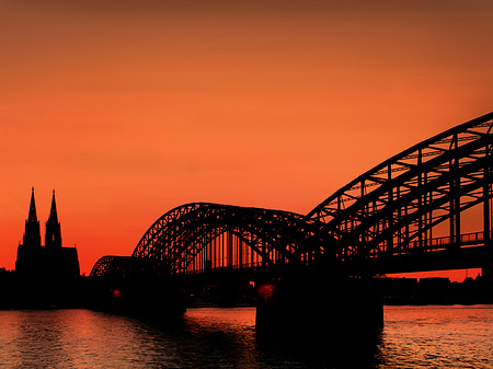 Foto Kölner Dom hinter der Hohenzollernbrücke - Köln