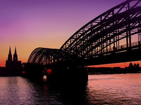 Kölner Dom hinter der Hohenzollernbrücke Fotos