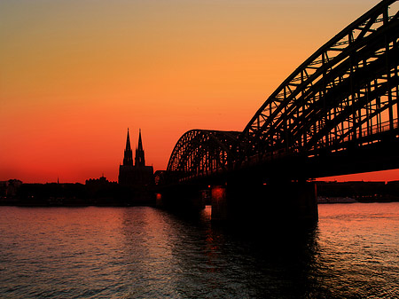 Kölner Dom hinter der Hohenzollernbrücke Fotos