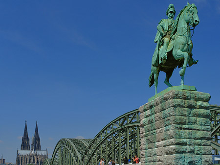 Foto Reiterstatue vor dem Kölner Dom