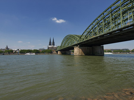 Schiff unter der Hohenzollernbrücke Foto 