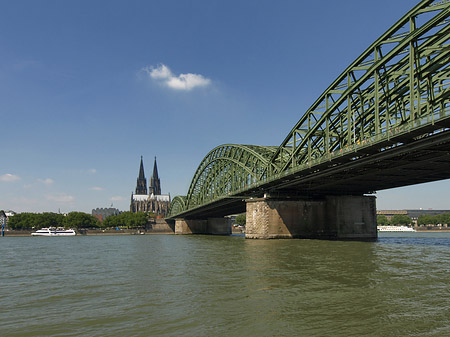 Schiff unter der Hohenzollernbrücke