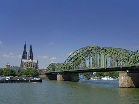 Schiff unter der Hohenzollernbrücke