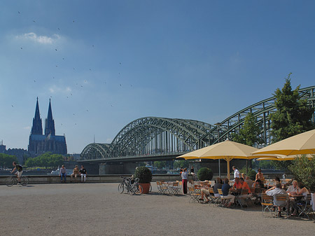 Hohenzollernbrücke am Kölner Dom Foto 