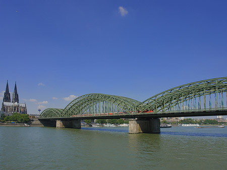 Zug fährt über die Hohenzollernbrücke