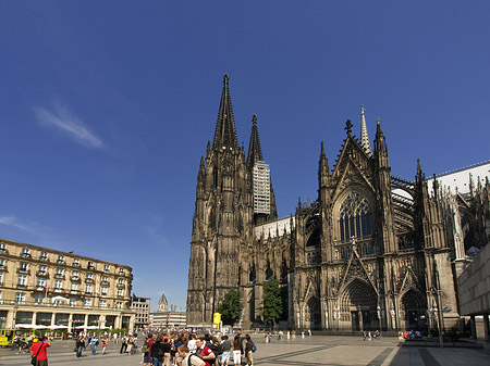 Bimmelbahn fährt zum Kölner Dom