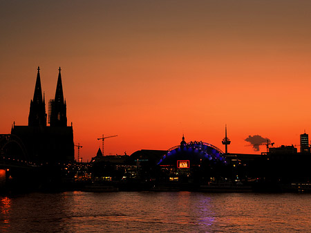 Kölner Dom neben Musical Dome Foto 