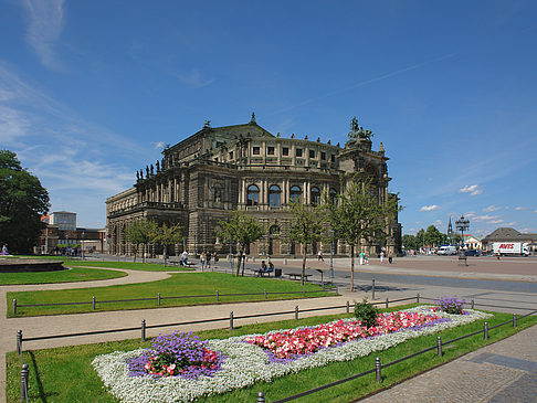 Semperoper mit Blumen Foto 